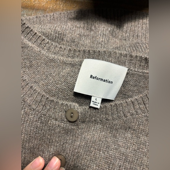 New Reformation Clara crew cashmere cardigan in cocoa brown - Picture 7 of 7